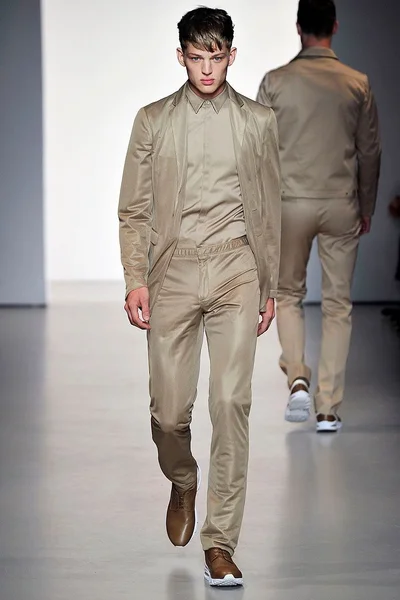 Look 15